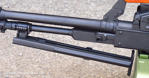 バイポッドは実銃同様折り畳み可能