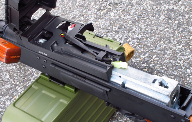 フィードカバー内