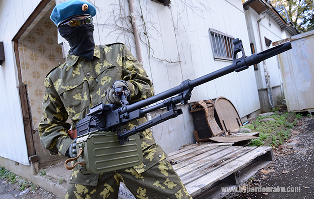 キャンリング・ハンドルを持っての腰だめ掃射