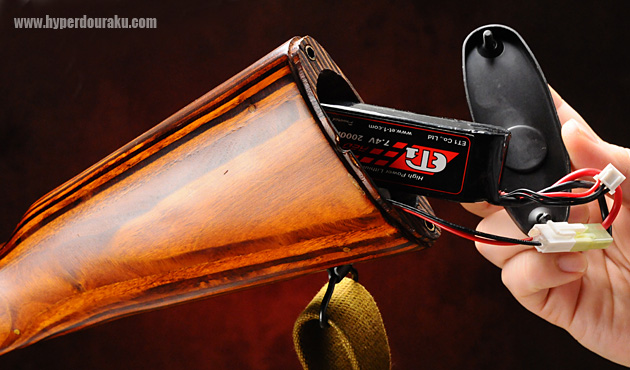 ストック内にバッテリーを接続