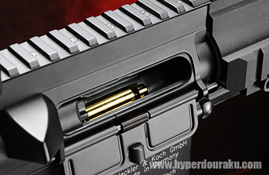 ボルトキャリアが後退