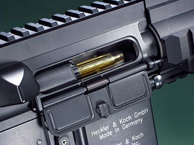 チェンバーに装填されるカート