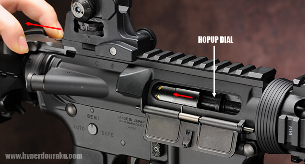 チャージングハンドルを引く