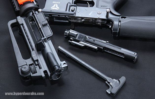 ボルトキャリアとチャージングハンドルをアッパーレシーバーから引き抜けます