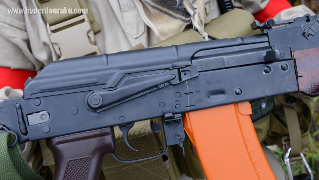 スチールプレス製のレシーバー