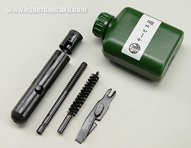 クリーニングキットと空のガンオイルボトル