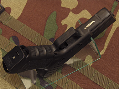 銀色のシリアルナンバープレート