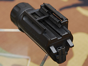 後部のふたつの突起がライトのスイッチ