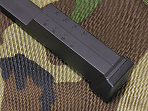 実銃の30連マガジンを模している