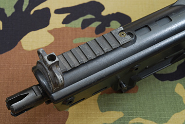 ハンドガード下にも20mmマウントレール