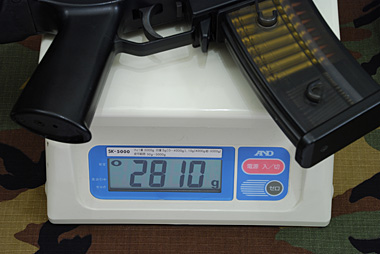 ノーマルマガジンを装着した状態で2810g