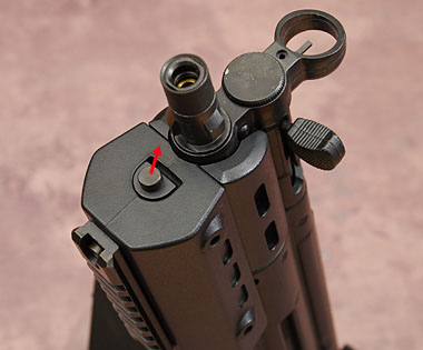 ハンドガードを前方にスライド