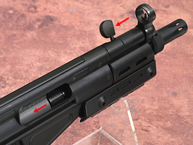 チャージングハンドル