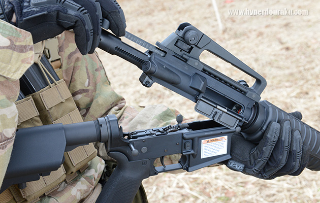 ボルトキャリアを引き抜く操作