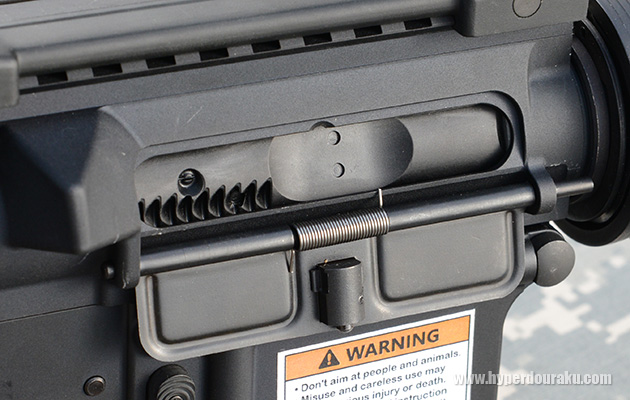 露出したボルトキャリア