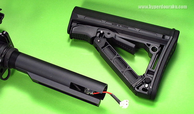 バッテリーはストックパイプ内に収納