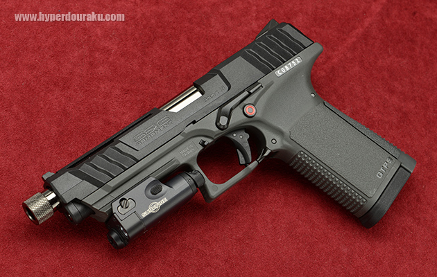 SUREFIREのXC1-B ウエポンライトを装着