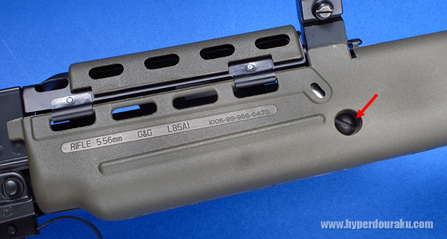 フロントサイトの下にあるネジを外します