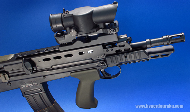 レイルに沿って前から搭載