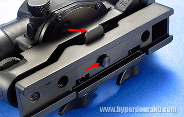 サイドのレバーによりロック