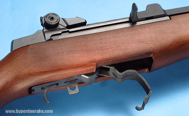 トリガーガードを外します。