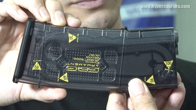 マガジンはシースルータイプ