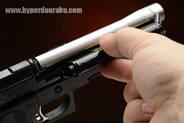 バッテリーは右サイドから差し込む