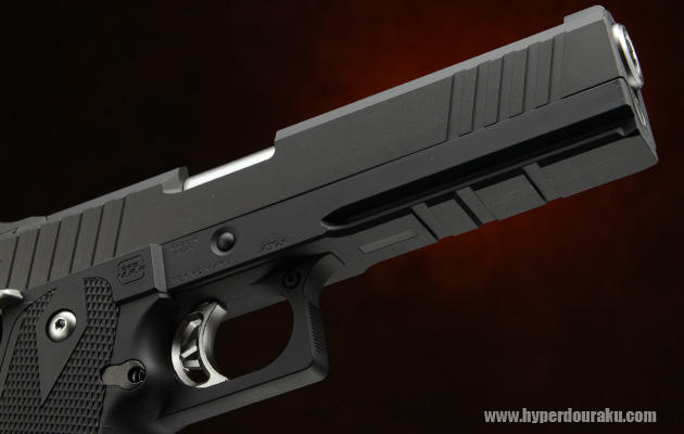 シャーシもプラ製 アンダーマウントレール