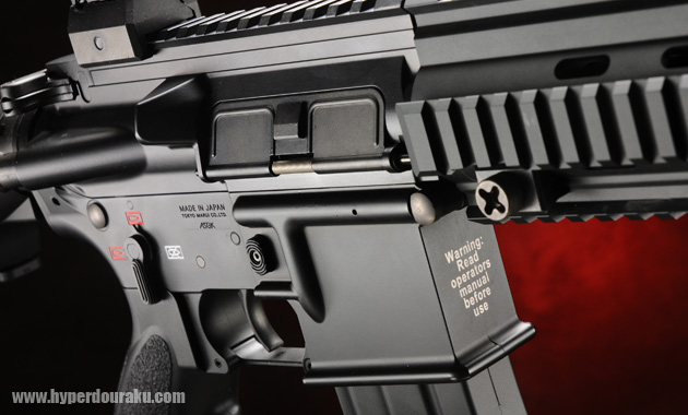 マガジンハウジングの前面に警告文