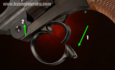 トリガーガードを下方に外してサイドプレートをオープン