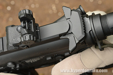 チャージングハンドル