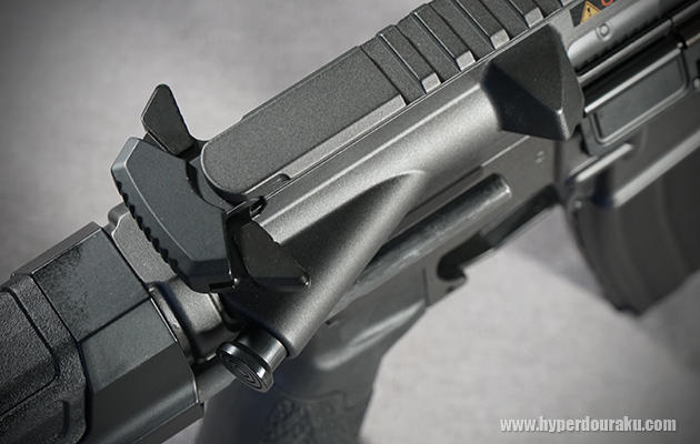 チャージングハンドル