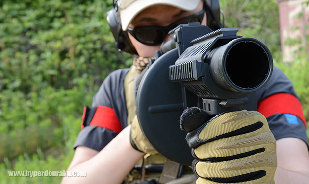 40mm口径の太いバレルから100発のBB弾が発射