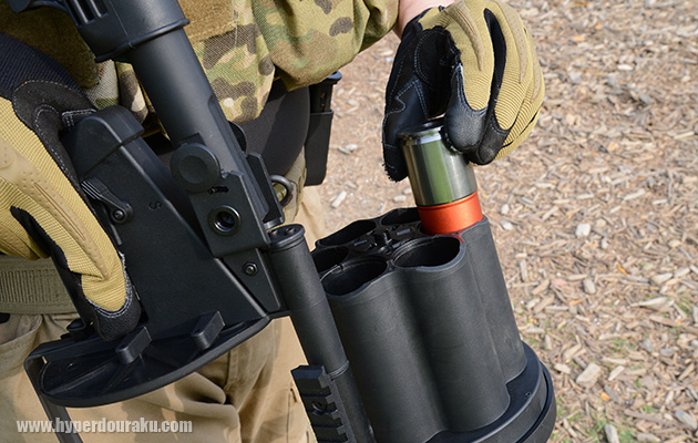 弾倉へグレネードカートを6発装填