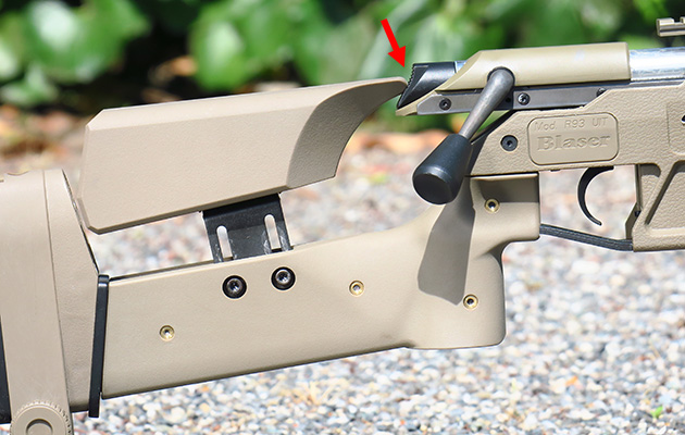 チークパッドを上げるとボルトと干渉