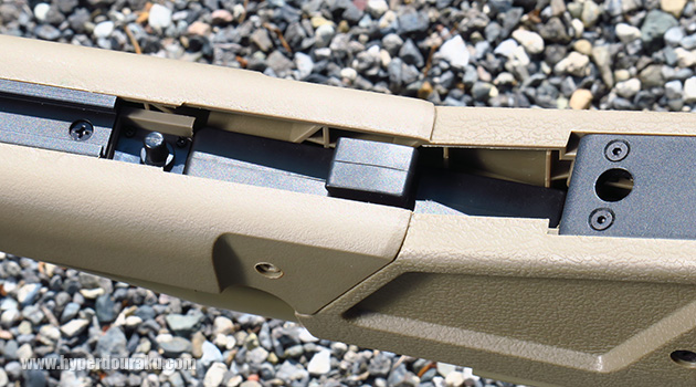 マガジンはレシーバー先端の方に挿入