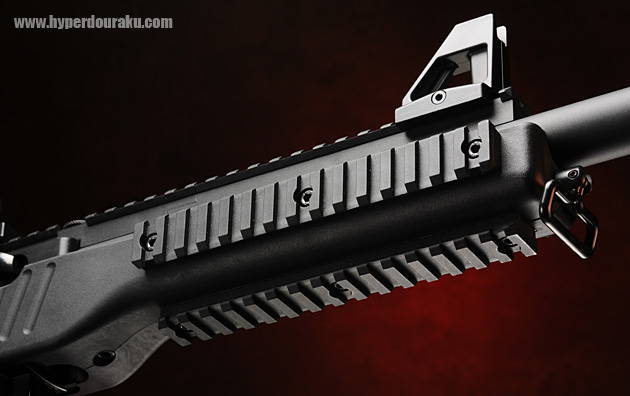 両サイドとアンダーにマウントレール