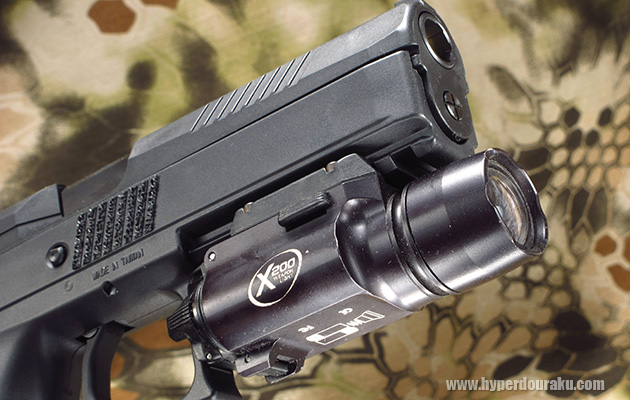 タクティカルライトの装着