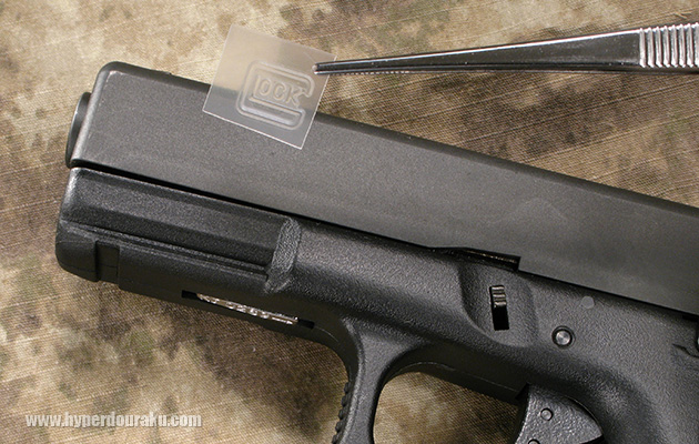 ステッカーを貼っていきます