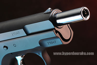 アウターバレルはメッキ仕上げ