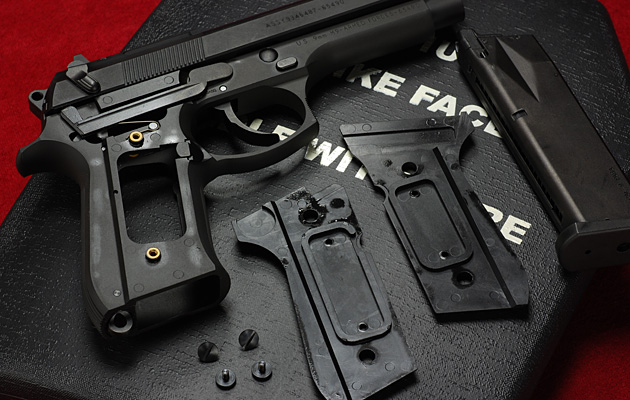 グリップパネルを取り外し