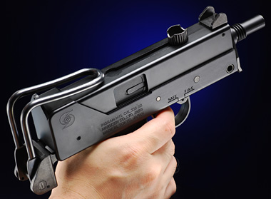 握った感じはハンドガンのよう