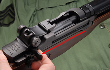 M14 フルストロークでボルトハンドルを引くことが出来る