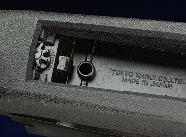 ホップアップはマガジンハウジング前方に見えるダイアルで調節