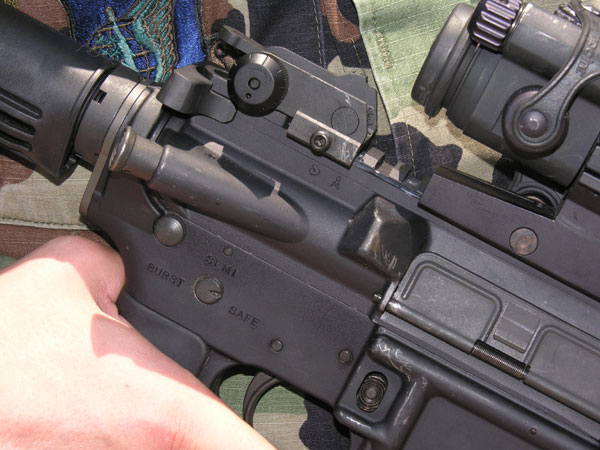 横田基地で空軍の警備兵が持っていたM4