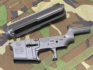 G&Pはアッパーとロアフレームの固定方法が耳式ではなく、ツメ式