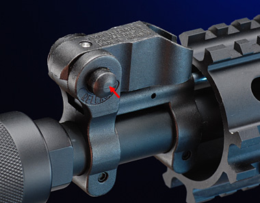 フロントサイトの左側面にあるリリースボタン