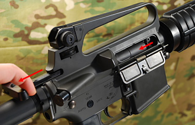 チャージングハンドルを引くと連動してボルトが後退