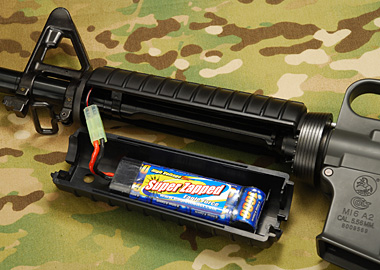 バッテリーは下側のハンドガードに入れる