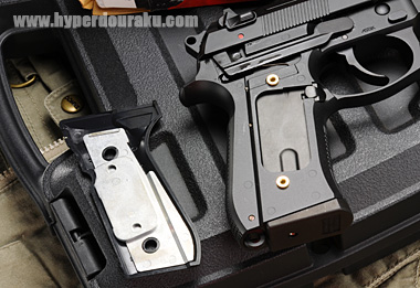 グリップパネルの内側には重量増のための錘